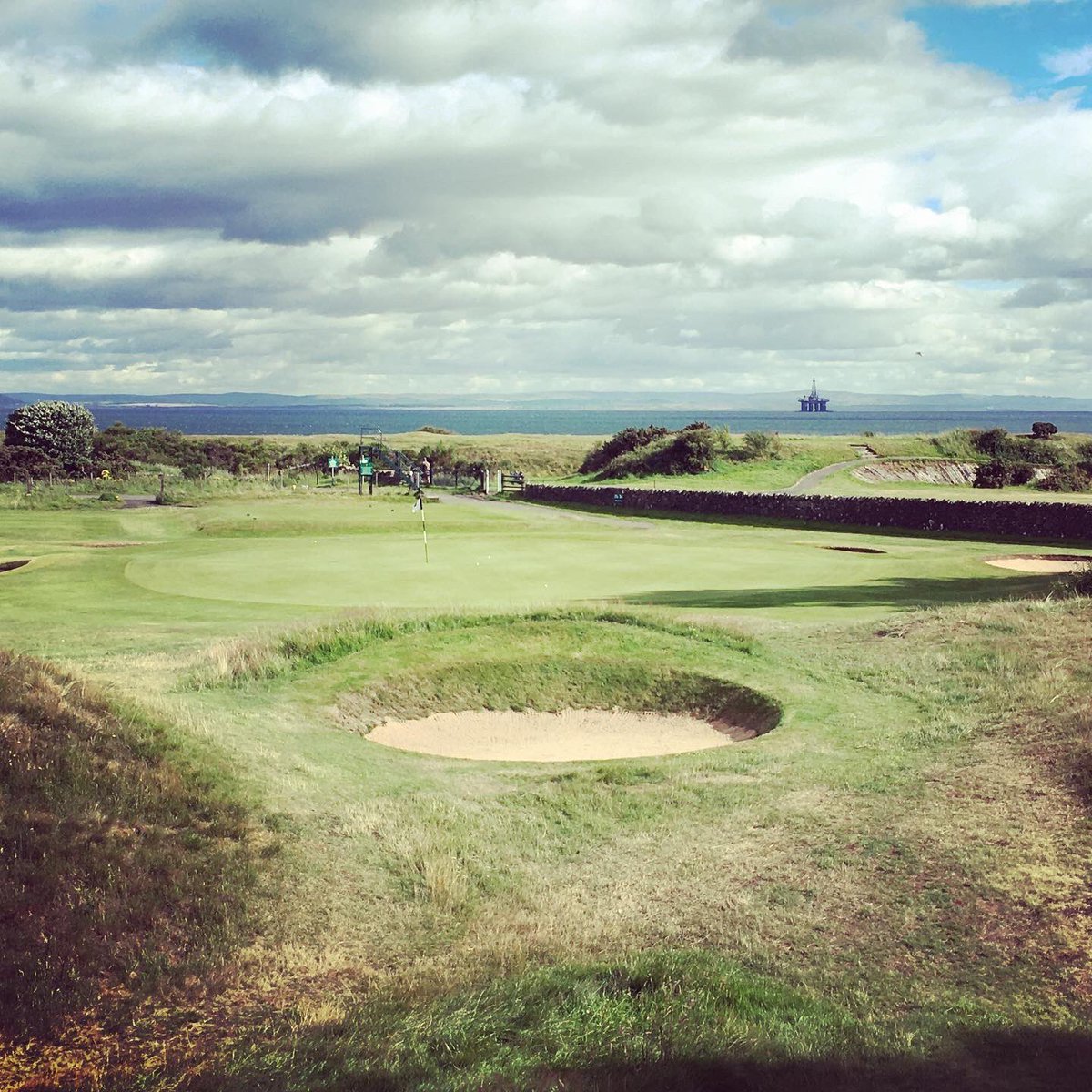GolfConcierge18's tweet photo. Finally made it up to Lundin Links in bonnie @VisitFifeGolf , tough first 4 holes straight into the wind but an enjoyable scoreable back 9 and only 20 mins from St Andrews 💨🏴󠁧󠁢󠁳󠁣󠁴󠁿⛳️🔝

#lundinlinks #fife #golf #tour #openqualifying #testyourgame @scotlandhomeofgolf @Linkswhistory https://t.co/TTW84Z3Uej