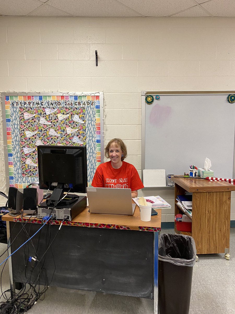 SolleyAACPS's tweet photo. Our #AACPSAwesome teachers are ready to connect &amp; get to know their students! We know you are capable of great things &amp; can do virtually anything! Have a wonderful day. We are #SolleyStrong.  @AACountySchools https://t.co/lrSZepHlr8