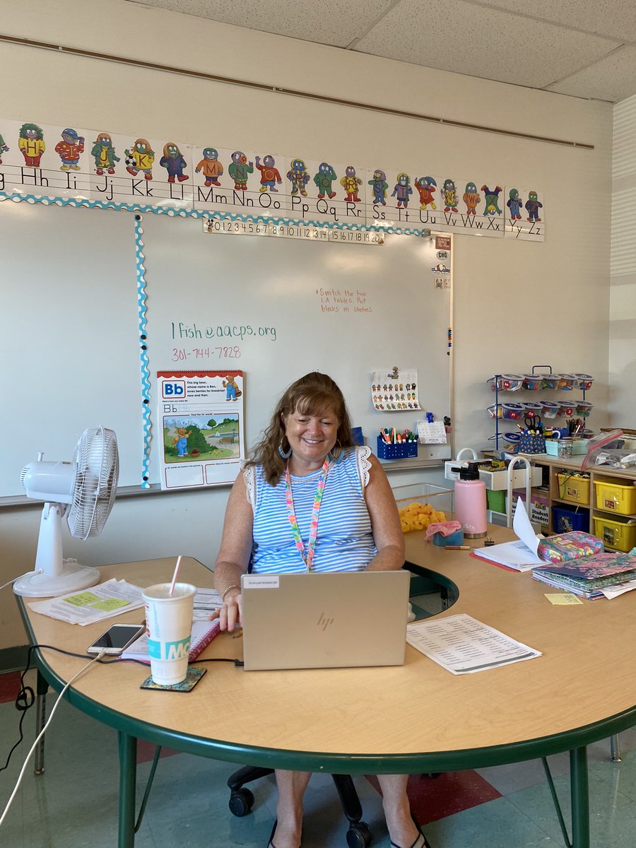 SolleyAACPS's tweet photo. Our #AACPSAwesome teachers are ready to connect &amp; get to know their students! We know you are capable of great things &amp; can do virtually anything! Have a wonderful day. We are #SolleyStrong.  @AACountySchools https://t.co/lrSZepHlr8
