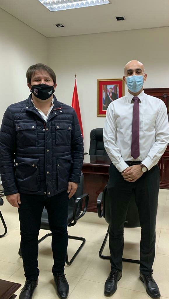 michelfloresf's tweet photo. Reunión de trabajo con el Ministro de Salud @MazzoleniJulio para hablar acerca del proyecto de mejoramiento del Centro de Salud de Villa Florida; laboratorio de análisis clínico, sala de obstetricia, de radiología y de internación.
#SeguimosTrabajando 💪🇵🇾 https://t.co/Atwdq6WFKL