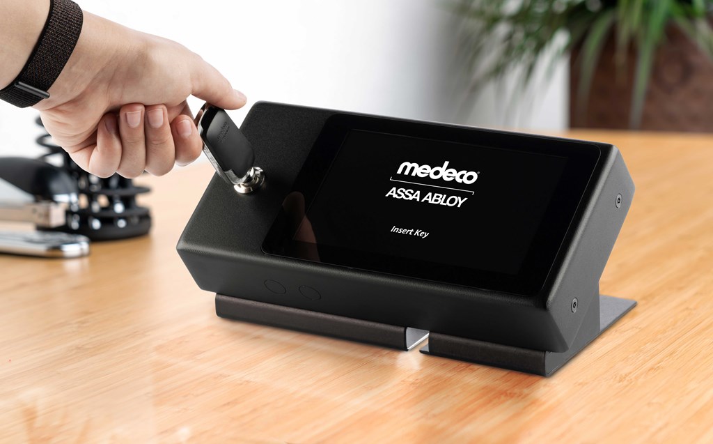 dssnynj's tweet image. Thanks to valuable feedback from users, @medecolocks has created a new and enhanced programmer: the XT Identification &amp;amp; Programming Device.
#assaabloy #doorhardware #intelligentkey #electronickey #securityprofessionals #retrofit #aftermarket #locksmiths