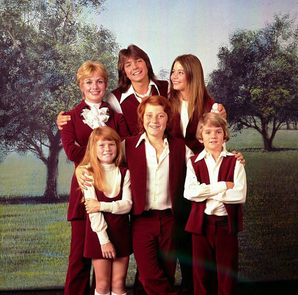 Jess22bsb's tweet photo. #TodaysPartridgeFamilyPicOfTheDay
Features the concert outfits they were on the show.. Here are some of them.. I like them all the blue one really brought out David's beautiful eyes.. ❤❤😍 #DavidCassidy #PartridgeFamily #Septembertribute #50yrs #cutieonstage https://t.co/Mhi54b3e20