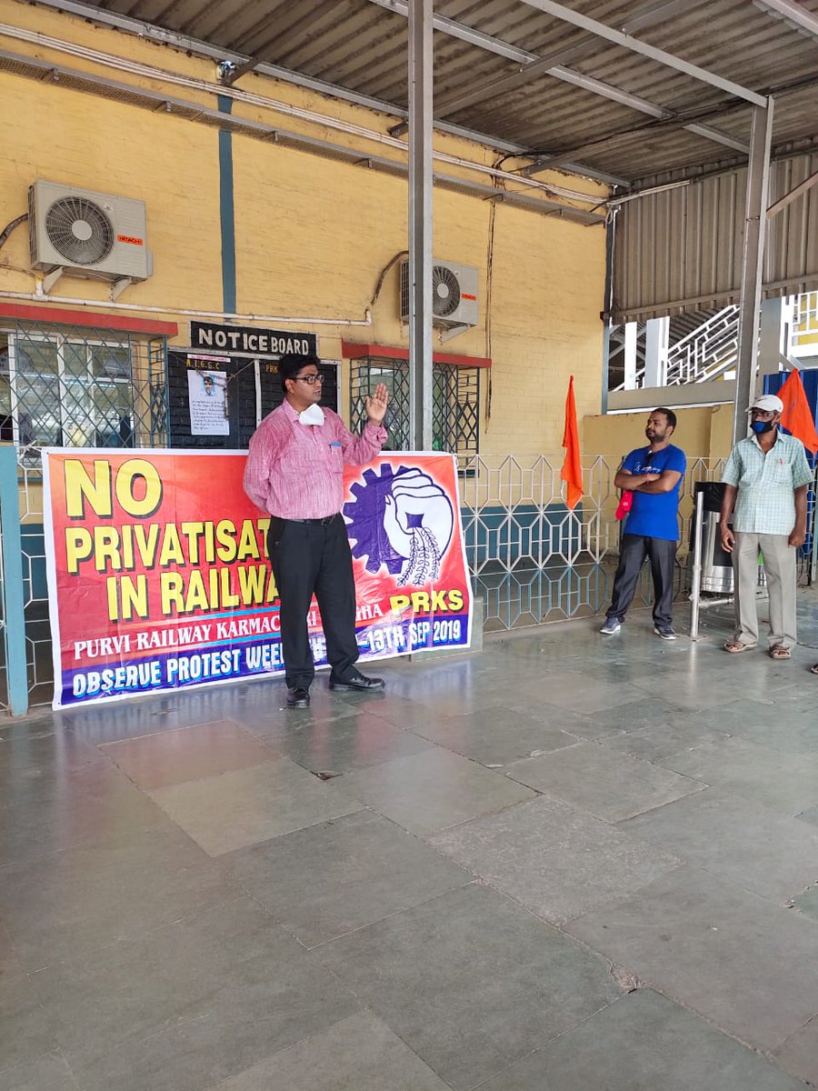 brmsunion's tweet photo. #SangharshDivas_AgainstPrivatisation
#संघर्ष_दिवस_रेल_निजीकरण_के_खिलाफ
#BMS #BRMS #PRKS #8thSeptember2020 #संघर्षदिवस
At Burddhman Station....
@PMOIndia @HMOIndia @PiyushGoyal @santoshgangwar @v_k_yadava @DattaHosabale @RSSorg @TheRitamApp @ndtv @aajtak @ZeeNews @1955Bms https://t.co/S3NBAtdvgC