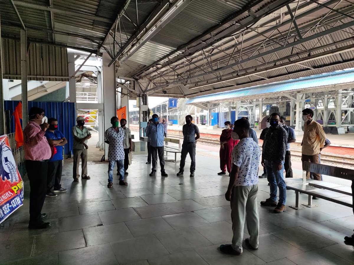 brmsunion's tweet photo. #SangharshDivas_AgainstPrivatisation
#संघर्ष_दिवस_रेल_निजीकरण_के_खिलाफ
#BMS #BRMS #PRKS #8thSeptember2020 #संघर्षदिवस
At Burddhman Station....
@PMOIndia @HMOIndia @PiyushGoyal @santoshgangwar @v_k_yadava @DattaHosabale @RSSorg @TheRitamApp @ndtv @aajtak @ZeeNews @1955Bms https://t.co/S3NBAtdvgC