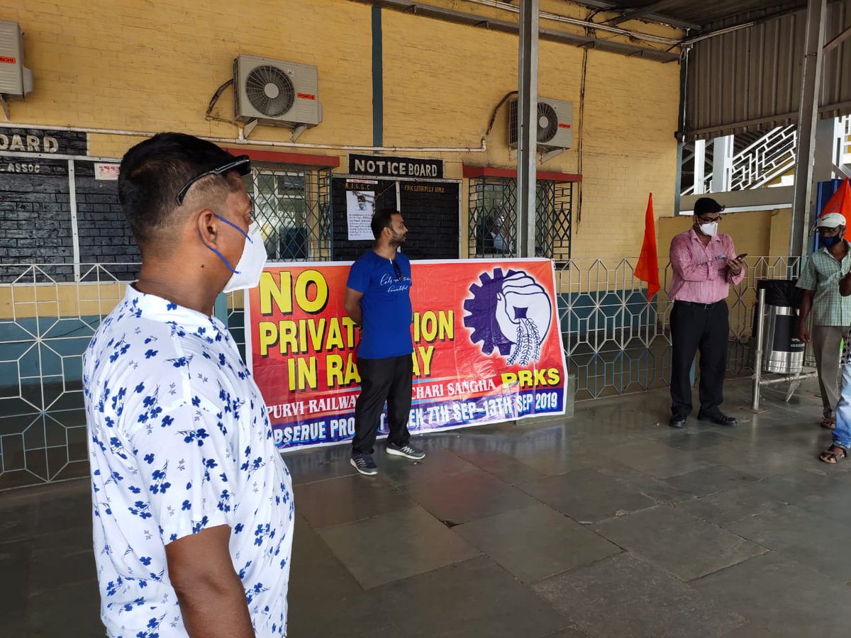 brmsunion's tweet photo. #SangharshDivas_AgainstPrivatisation
#संघर्ष_दिवस_रेल_निजीकरण_के_खिलाफ
#BMS #BRMS #PRKS #8thSeptember2020 #संघर्षदिवस
At Burddhman Station....
@PMOIndia @HMOIndia @PiyushGoyal @santoshgangwar @v_k_yadava @DattaHosabale @RSSorg @TheRitamApp @ndtv @aajtak @ZeeNews @1955Bms https://t.co/S3NBAtdvgC