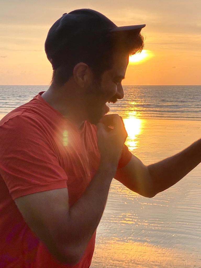 AnilKapoor's tweet photo. There’s something magical about watching the sunset by the sea... #sunsetdiaries #goldenhour
📸 #marcyogimead https://t.co/t1DiYLv19O