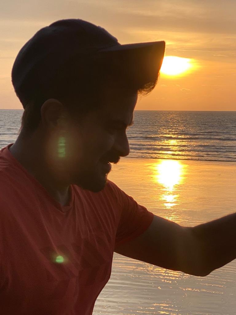 AnilKapoor's tweet photo. There’s something magical about watching the sunset by the sea... #sunsetdiaries #goldenhour
📸 #marcyogimead https://t.co/t1DiYLv19O