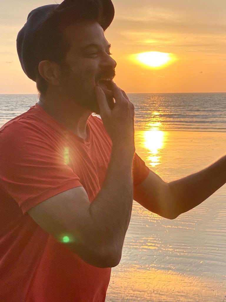 AnilKapoor's tweet photo. There’s something magical about watching the sunset by the sea... #sunsetdiaries #goldenhour
📸 #marcyogimead https://t.co/t1DiYLv19O