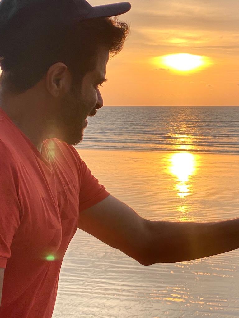 AnilKapoor's tweet photo. There’s something magical about watching the sunset by the sea... #sunsetdiaries #goldenhour
📸 #marcyogimead https://t.co/t1DiYLv19O