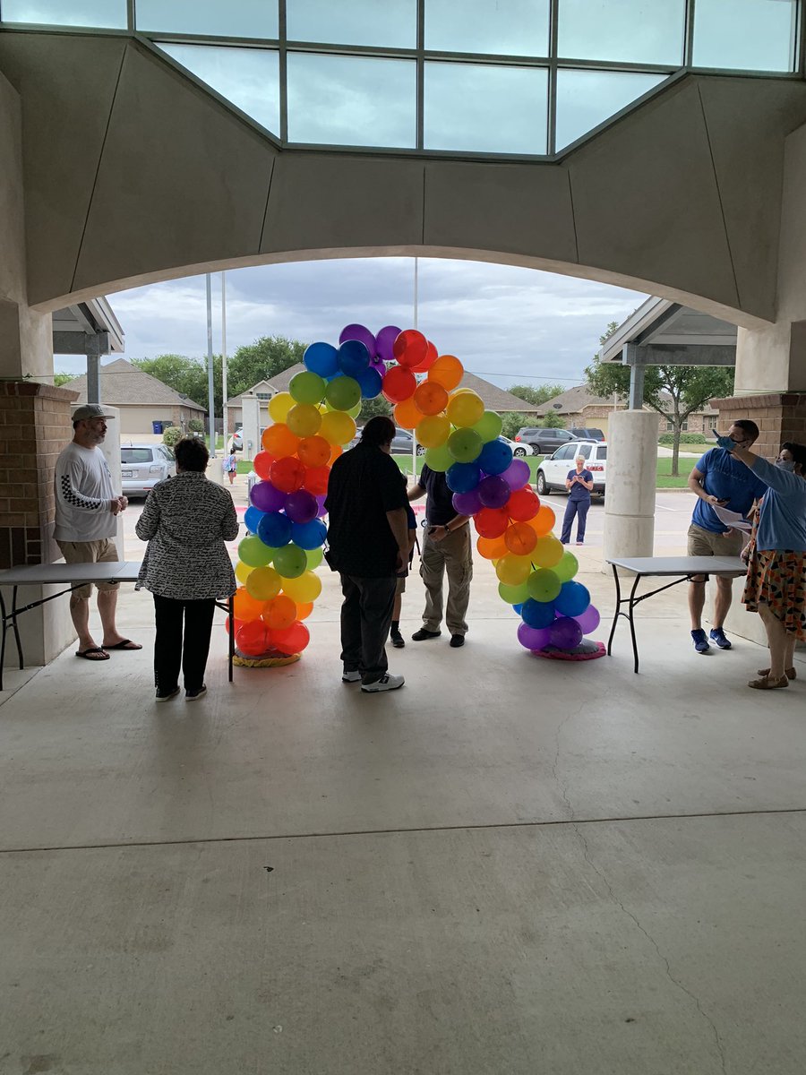 pmartinezLISD's tweet photo. Amazing Plain Elementary staff ready to greet Pre-K, K, 1st, SPED, and LISD staff children to in person learning. Excited to see all the bright young students today. #1lisd @cdawnpeterson @Crispeone https://t.co/ZB12FBpqA0