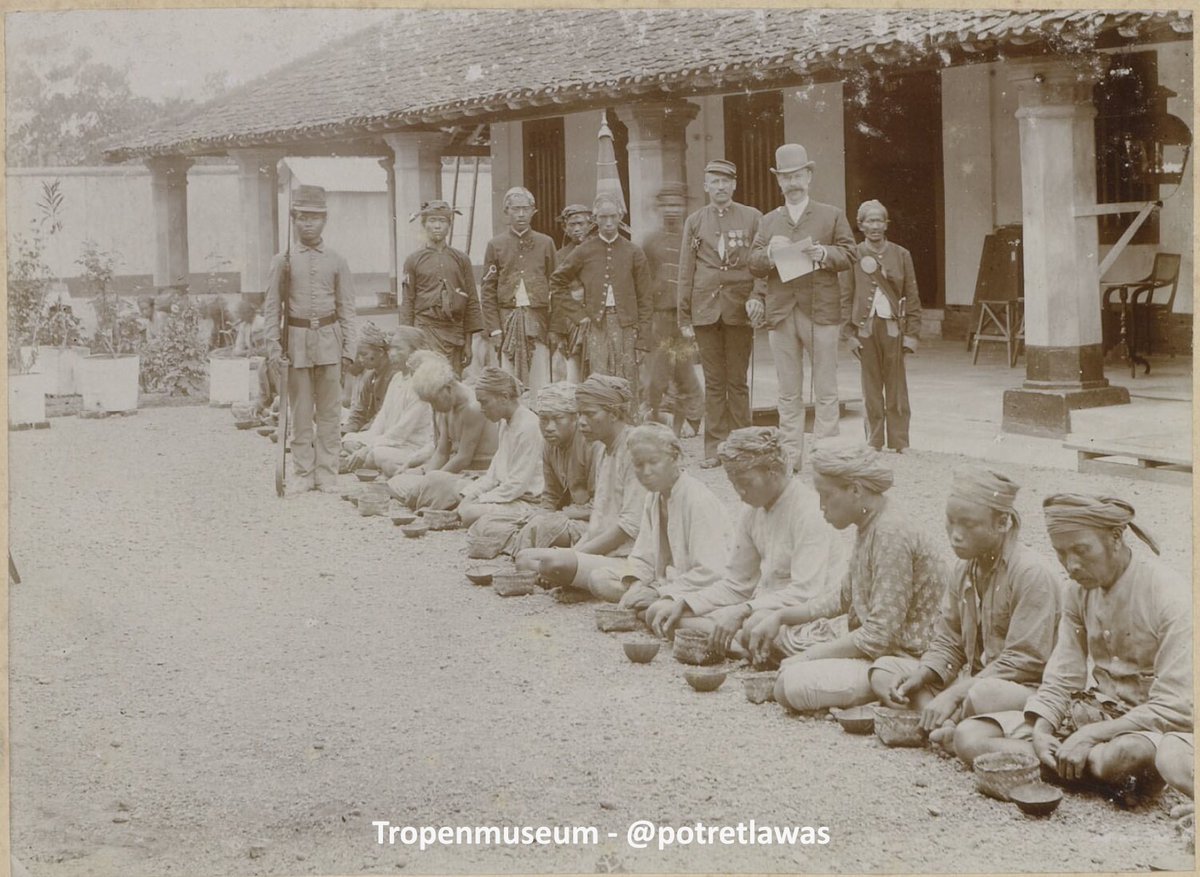 Orang-orang bui di Wonosobo, 1893.

Dg besek dan batok, para tahanan mendapat jatah makan setelah menyelesaikan kerja wajib memperbaiki jalan.