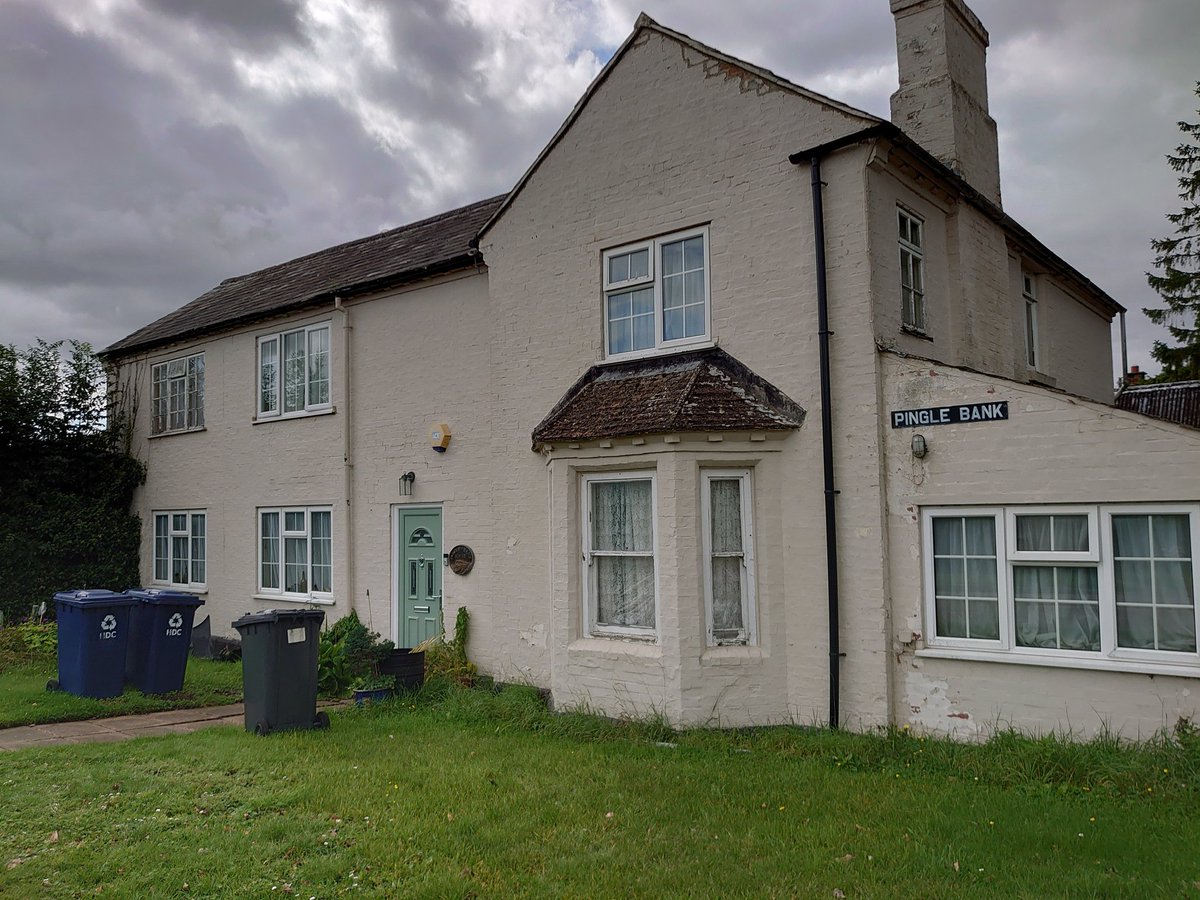 PaulMagan2's tweet image. The #OSBenchmark on Pringle Bank House / Cottage in Holme Village. (Once the Railway Arms Public House). Another coat of paint and she'll be gone forever @FascinatingFens @Dennis_Maps @OrdnanceSurvey