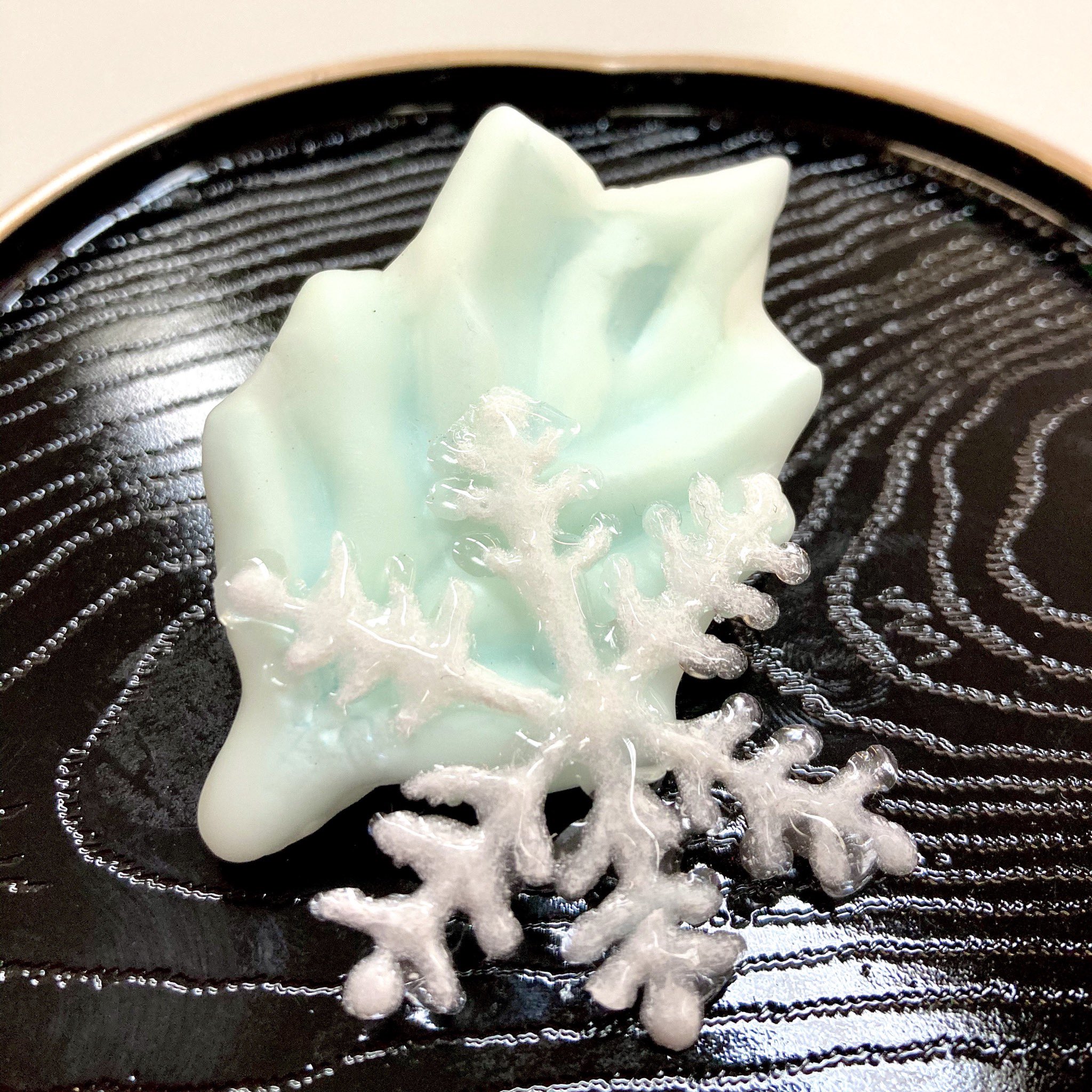 田中 真二朗 Sur Twitter 今年も西仙北の創作和菓子が完成しました 毎年 驚きと発見と子どもの可能性を感じる題材です 冬の突き刺さる寒さを鋭角な三角錐で表したり 氷の儚さを表現したり 一瞬一瞬の美しさをお菓子にする文化は日本だけかもしれません