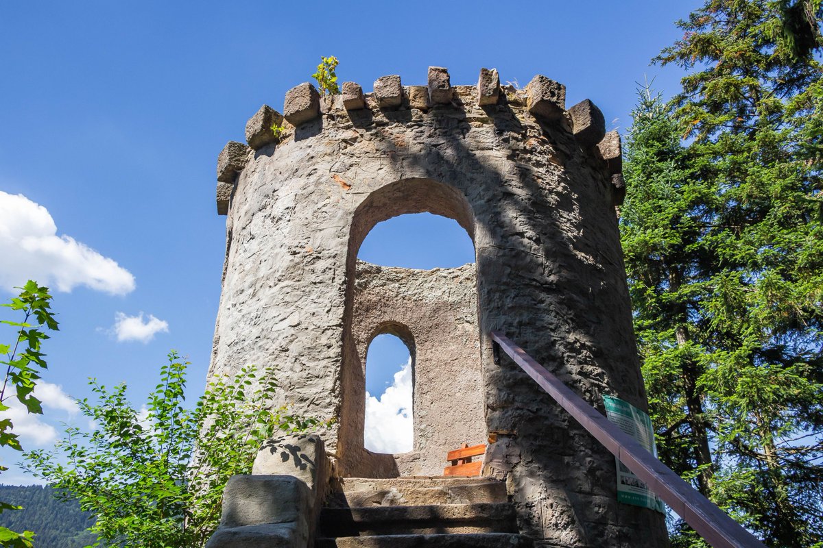 ErdelyKepek's tweet photo. 🌳😍 Egy bástya vár nélkük, amely háború helyett a békés pihenést szolgálja. 😍🌳
👉 A tusnádfürdői Apor bástya:
👉 https://t.co/TMyY9ijIQ4
#AporBástya #Tusnádfürdő #HargitaMegye #Erdély #kirándulás #természet #kilátó #csend #béke #Térjhazavándor #VisitHarghita #Transylvania https://t.co/vmd5AIivYN