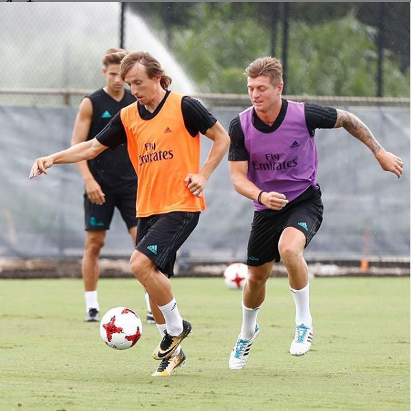 siteFNV's tweet photo. Duelo no Real: Kroos ou Modric, quem é melhor?
_
Foto: Divulgação/Instagram/Toni Kroos
_
#RealMadrid #BayerndeMunique #ChampionsLeague #LaLiga #copadomundo2018 #ToniKroos #merengues
_
Matéria: https://t.co/rxwEsI9MwI https://t.co/1NifH14g6o