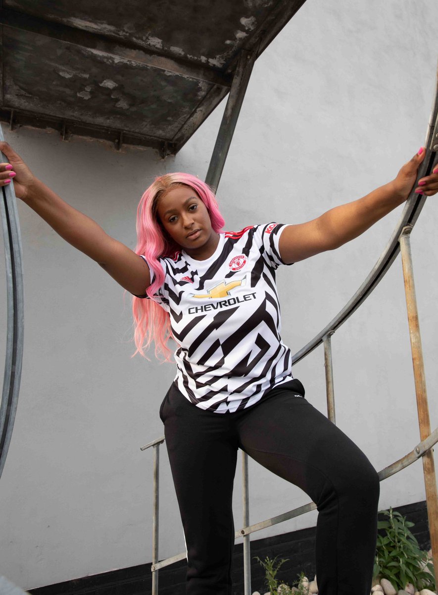 cuppymusic's tweet photo. RETWEET if you love the NEW MANCHESTER UNITED jersey! ⚽️🙌🏾 #CuppyMUFC #ReadyForSport 🔴 https://t.co/RZO8B591yv