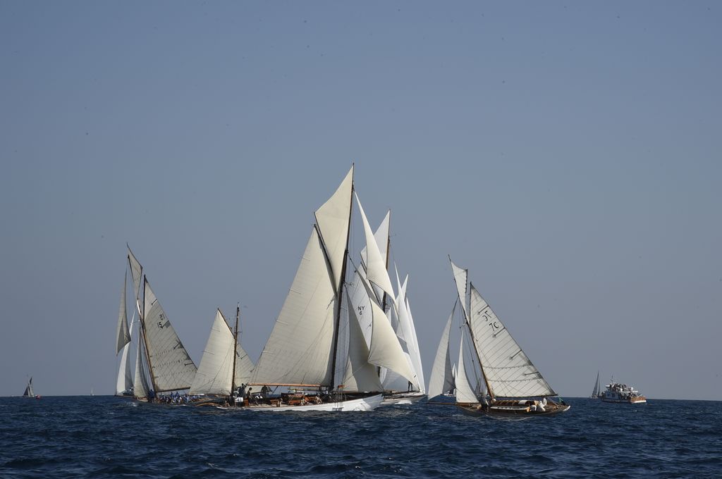 VoilesdeStTrop's tweet photo. J-17 ! Les bateaux se préparent doucement, et vous? Faites le pleins dans nos boutiques de Port-Grimaud et Sainte-Maxime avant le 26 septembre.
© Patrick Rieker
#lvdst #vst43 #lesvoilesdesttropez #lesvoilesdesainttropez #lesvoilesdesttrop #sainttropez #sainttrop #voile #sailing https://t.co/CUu2GBtWjX
