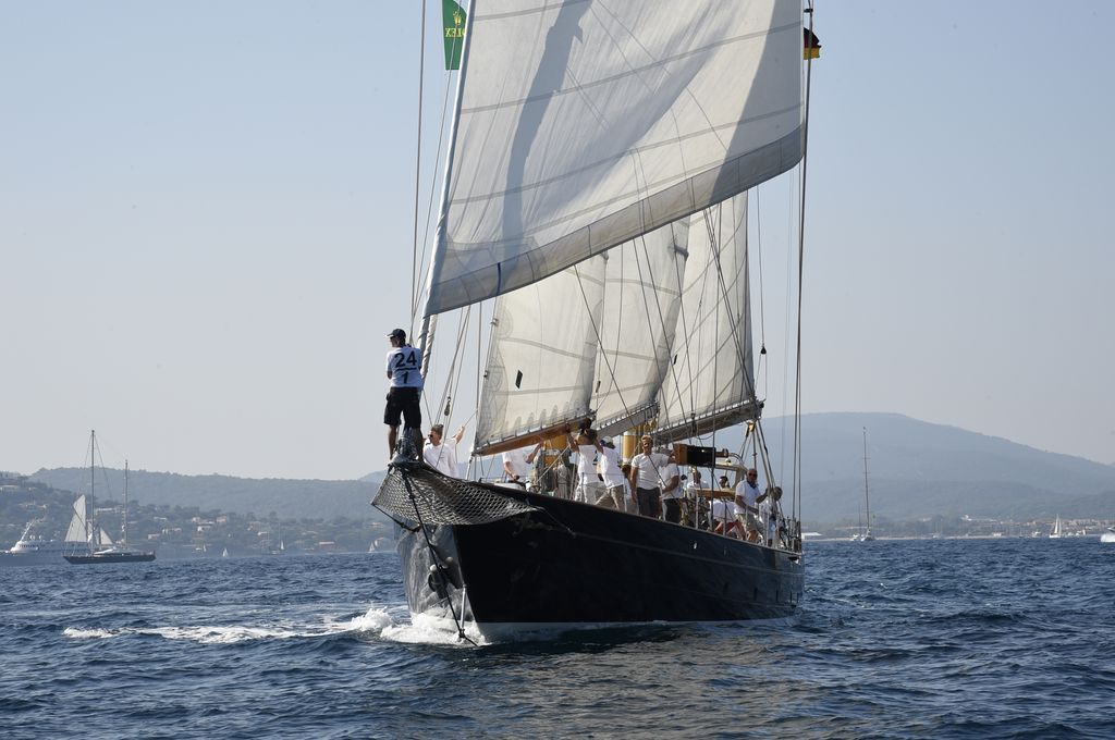 VoilesdeStTrop's tweet photo. J-17 ! Les bateaux se préparent doucement, et vous? Faites le pleins dans nos boutiques de Port-Grimaud et Sainte-Maxime avant le 26 septembre.
© Patrick Rieker
#lvdst #vst43 #lesvoilesdesttropez #lesvoilesdesainttropez #lesvoilesdesttrop #sainttropez #sainttrop #voile #sailing https://t.co/CUu2GBtWjX