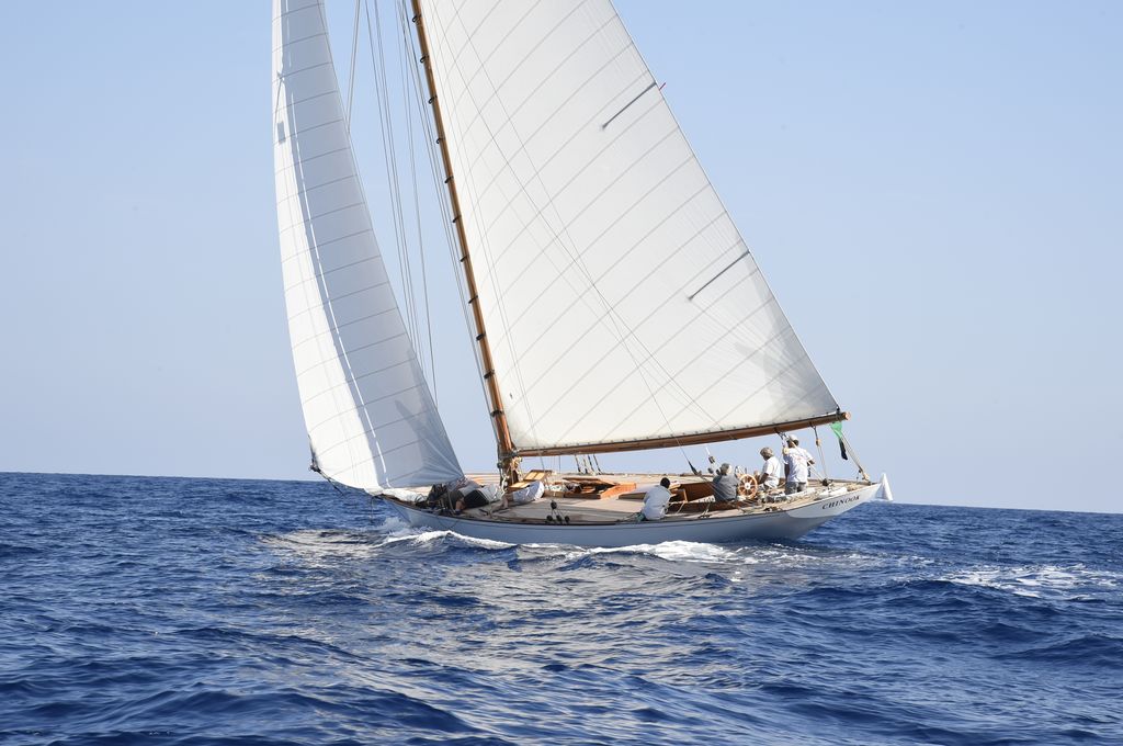 VoilesdeStTrop's tweet photo. J-17 ! Les bateaux se préparent doucement, et vous? Faites le pleins dans nos boutiques de Port-Grimaud et Sainte-Maxime avant le 26 septembre.
© Patrick Rieker
#lvdst #vst43 #lesvoilesdesttropez #lesvoilesdesainttropez #lesvoilesdesttrop #sainttropez #sainttrop #voile #sailing https://t.co/CUu2GBtWjX