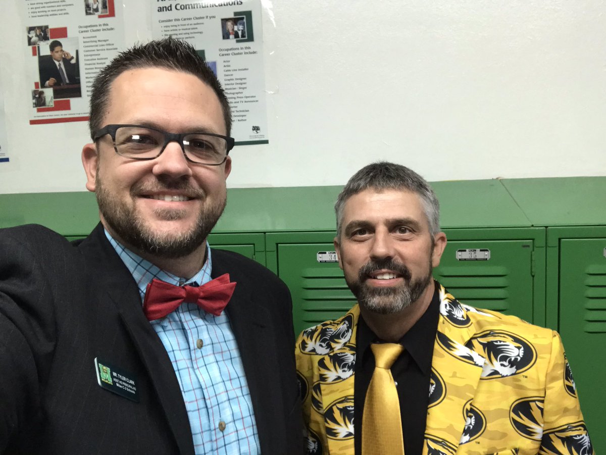 MilanHSWildcats's tweet photo. Happy 1st day of school @MilanHSWildcats ! #BowtieTuesday #MizzouGrads @JarredSayre https://t.co/Ib1ZJRcTjx
