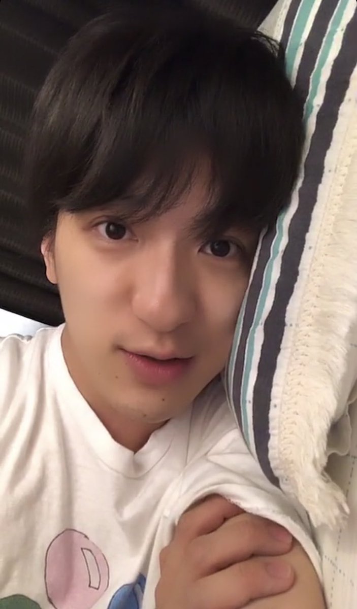 hananonhananon's tweet photo. 真鳥の目線側が壁らしいねん。てことは完全に壁と真鳥に挟まれて腕枕されながら寝てる構図やんな。死んだ。
1枚目は目開けたら真鳥寝とって2回目目開けたら目あって微笑み合うし3回目目開けたらなんかおでこツンってしてくる彼氏真鳥やんな😭😭😭
心臓爆発した完全に真鳥に爆破された😭😭😭 https://t.co/opNBeBIBFB