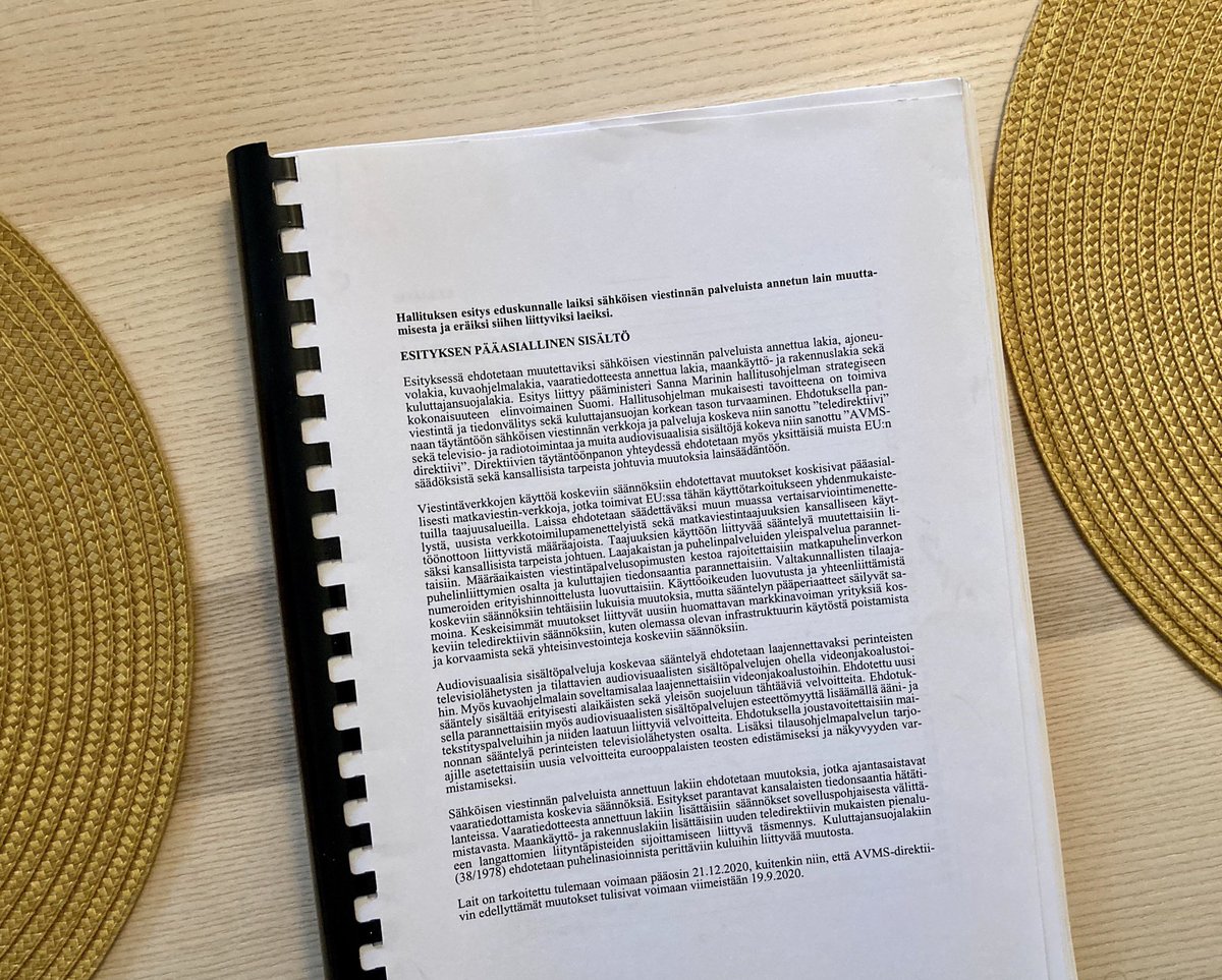 Sähköisen viestinnän palveluista annetun lain kokonaisuudistuksen käsittely eduskunnassa alkoi tänään asian esittelyllä liikenne- ja viestintävaliokunnassa <a href="/lvmfi/">LVM</a> virkamiesten toimesta. #televiestintä #taajuudet #media #kuluttajansuoja #laajakaista #turvallisuus #lainvalmistelu