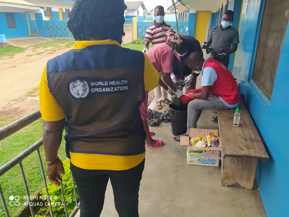 action_edo's tweet photo. The fight against Lassa Fever continues. #WHO officer @Edostate supporting sensitization of volunteers, preparation of the bait and harvesting of the vector.
#LassafeverIsPreventable.
#VectorControlIsKey
#JoinInTheFightAgainstLassaFever.
#PlayYourRoleAsLassaFeverHero https://t.co/wdRheHg6Xe