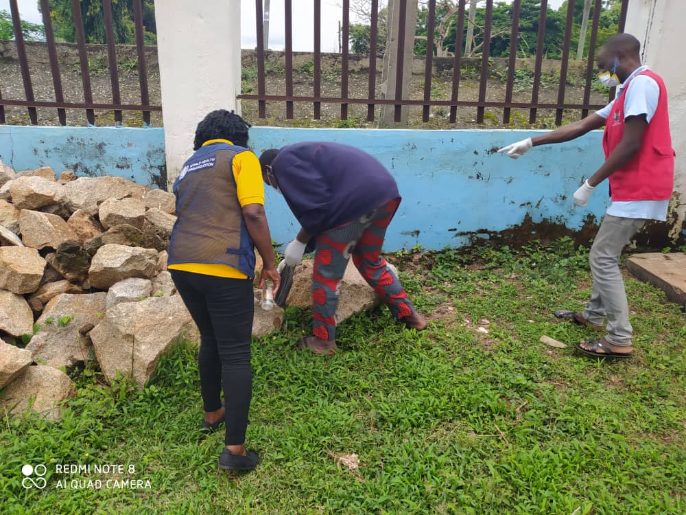 action_edo's tweet photo. The fight against Lassa Fever continues. #WHO officer @Edostate supporting sensitization of volunteers, preparation of the bait and harvesting of the vector.
#LassafeverIsPreventable.
#VectorControlIsKey
#JoinInTheFightAgainstLassaFever.
#PlayYourRoleAsLassaFeverHero https://t.co/wdRheHg6Xe