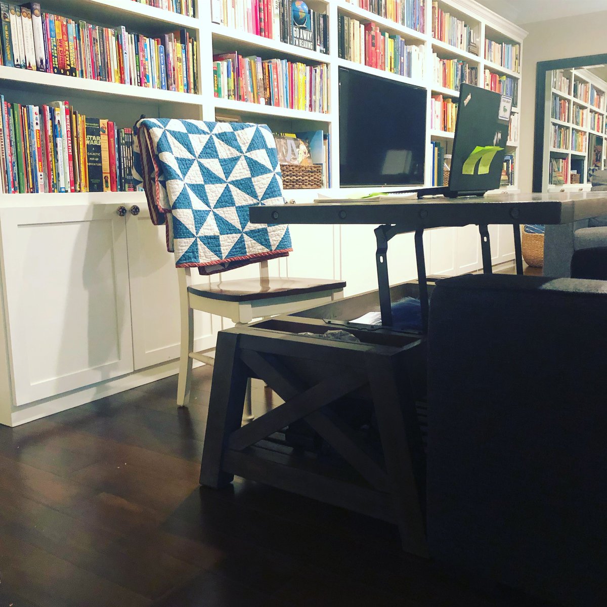 CookLibraryAISD's tweet image. Getting ready to say hello to second grade, third grade, and fifth grade today! // ¡Preparándose para saludar a segundo, tercer, y quinto grado hoy! @cookcrocs @AustinISD #WeAreAISD #SomosAISD