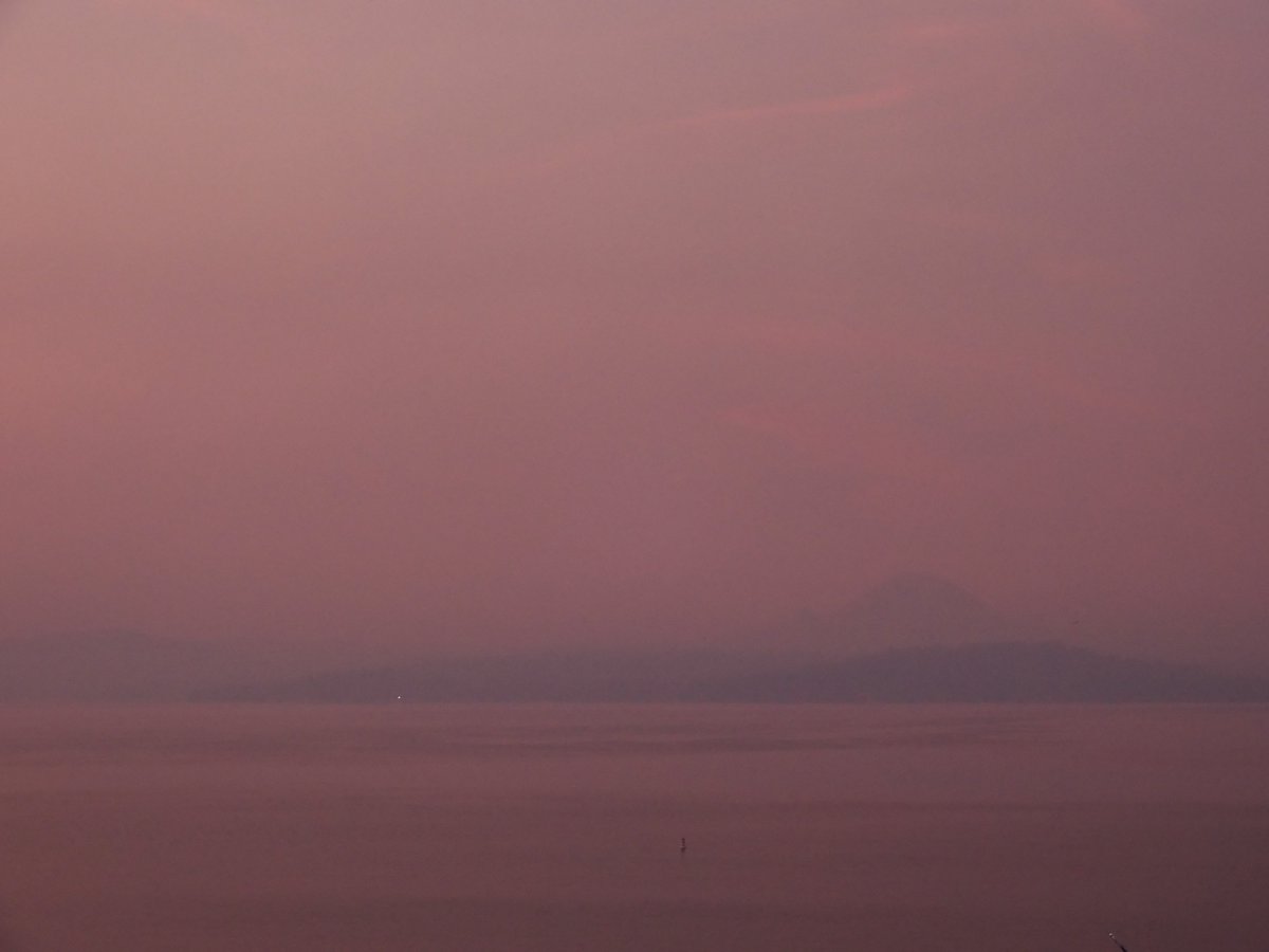 NWSSeattle's tweet photo. Smoky start to the day here in Seattle. Air quality has started to improve across portions of the southern Sound and should gradually improve in the Seattle metro area throughout the morning. #wawx https://t.co/WyR9AznYNq