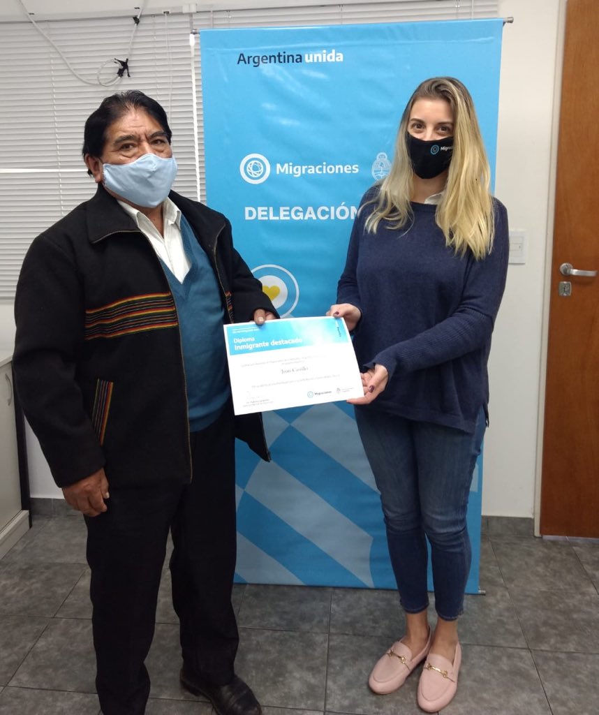 carodenisiejko's tweet photo. Festejamos el Día del Inmigrante junto con nuestra Directora Nacional @Florcarignano y el Secretario de Interior @joselepere. También hicimos entrega de un diploma al Sr. Juan Castillo, Presidente de ACIBO, por ser un migrante destacado de nuestra Comunidad @Migraciones_AR https://t.co/sQaJutobA5