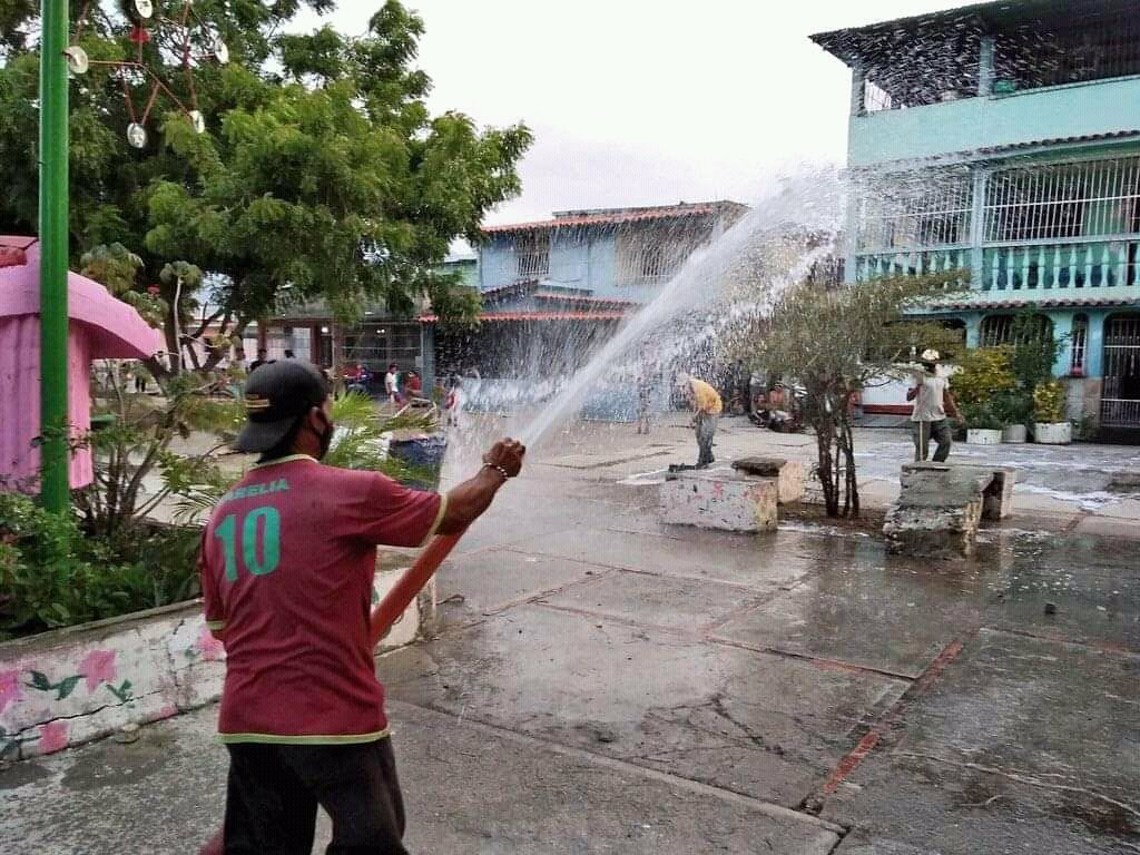 alcaldiajjm1's tweet photo. Gracias al Pdte @NicolasMaduro  a nuestro Gob. @rafaellacava10 y por instrucciones de la Alc @VillegasKarelia en el marco de la @MVzlaBella se han venido realizando Jornadas de Desinfección Masiva contra el Covid-19 en el municipio. @MinSaludVE 

#SolidaridadEntreLosPueblos https://t.co/r4Ok4PSBg9