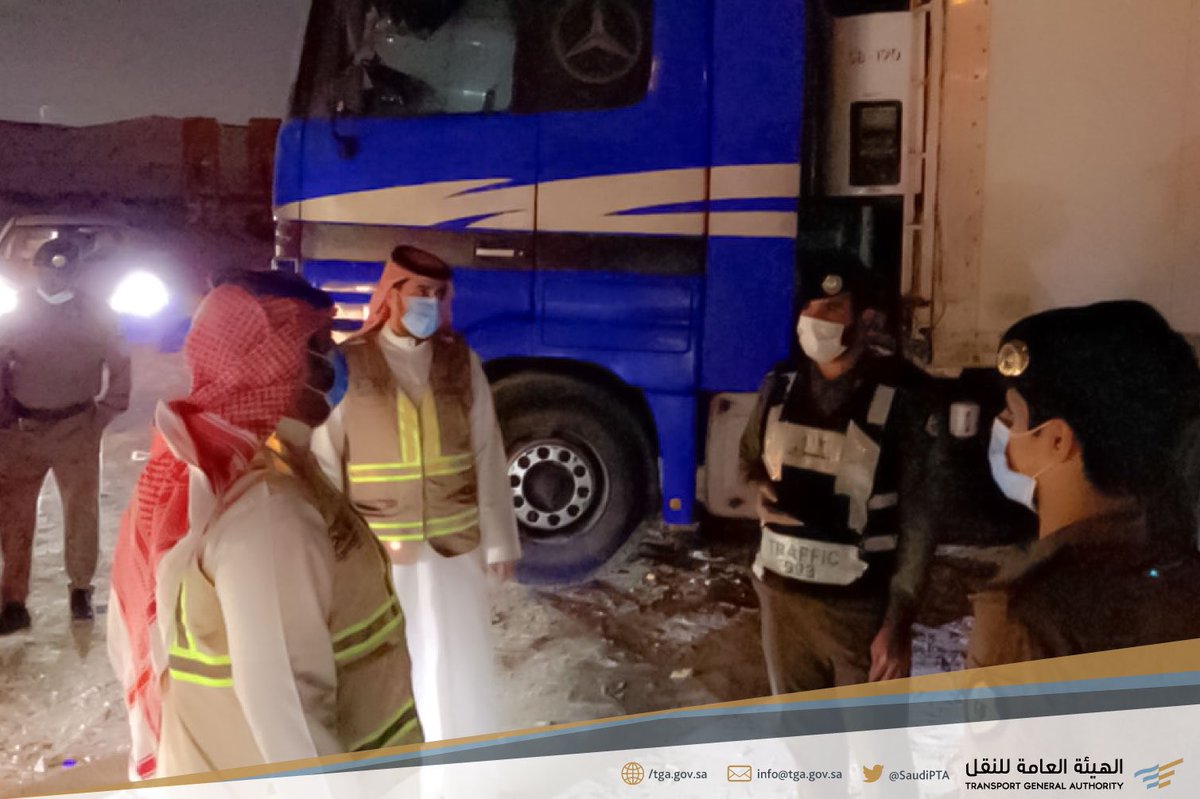Saudi_TGA's tweet photo. تستهدف الحملات الرقابية المشتركة التي تنفذها @Saudi_TGA بالتعاون مع @MOISaudiArabia و @security_gov و @eMoroor الشاحنات المخالفة، وهنا تواجد ميداني للحملة والفرق الرقابية في مدينة #الدمام، ورصد المخالفين للأنظمة. https://t.co/qAP8JQm6yu