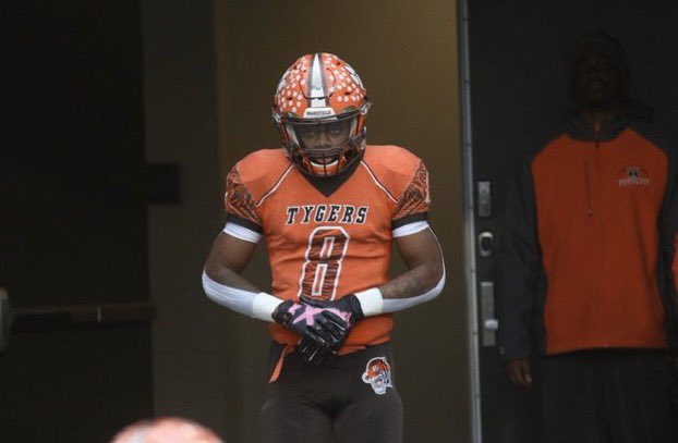 TykeDesign's tweet image. Going to college and want a jersey swap for your Avi? Get ahold of me and I’ll get right 🥶🥵