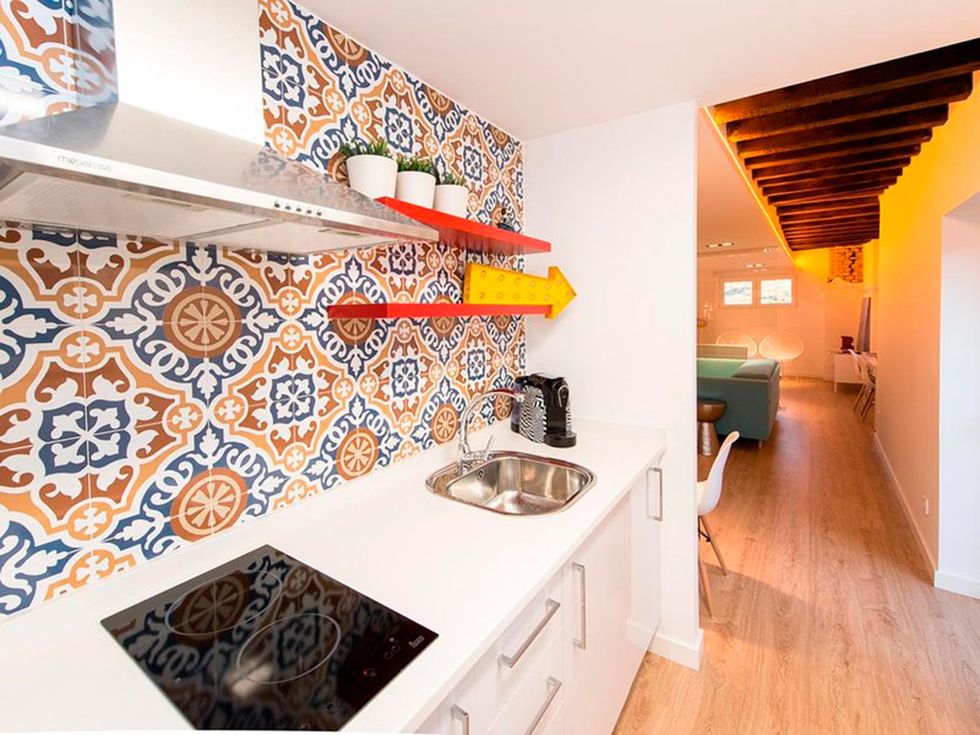 RoberReform's tweet image. AHORA ➡ esta cocina es moderna, pero con guiños a la esencia de la casa. 

ANTES ➡ aburrida y anticuada.

¿Te planteas una reforma radical de tu cocina? Hay muchos profesionales de la #reforma dispuestos a asesorarte para que el resultado sea tan espectacular como éste 😁