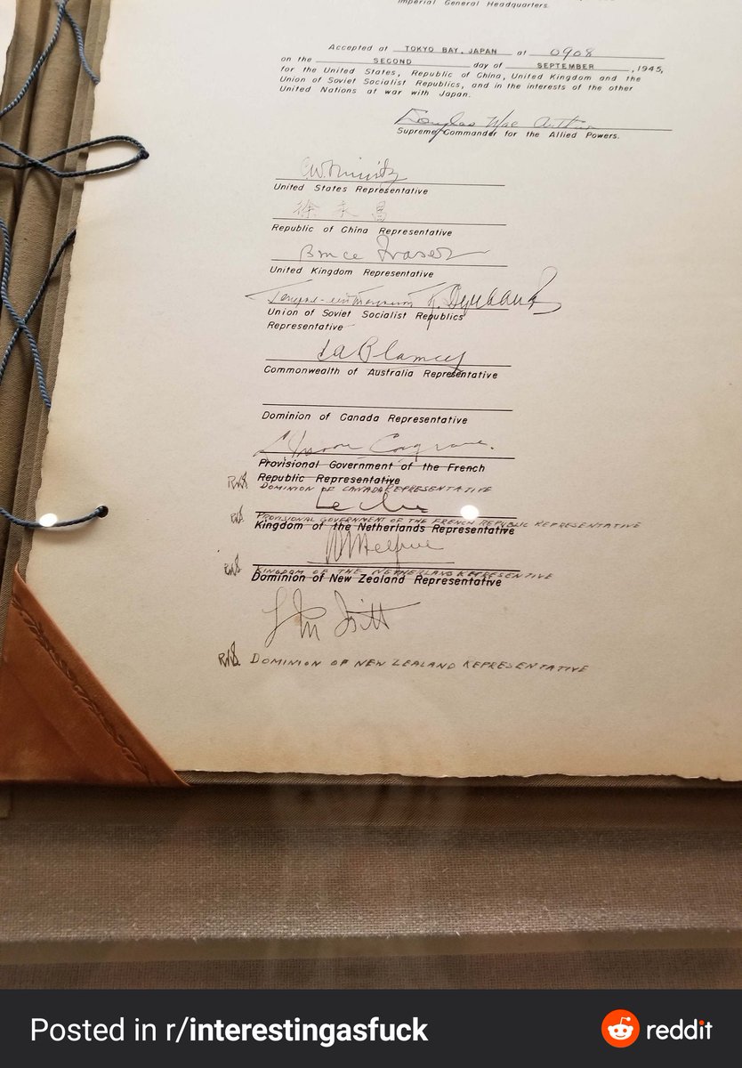 II. Dünya Savaşı'nı sonlandıran Japonya Teslim Anlaşmasını Kanada temsilcisi yanlış imzalar. Öyle olunca diğerleri de düzeltme yapmak zorunda kalır. Reddit'de bir kullanıcı şu yorumu yapmış: "Kanadalılar o günden beri özür diliyor."