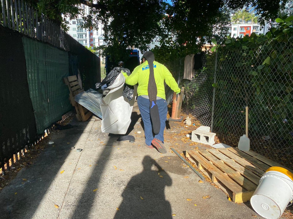 FreddieCruz16's tweet photo. I want to THANK OUR Team and other @CityofMiami resources for their wonderful help this morning in the path to a cleaner and safer Edgewater.
Great Things To Come ! #proudcommander
@MajorFrankF @MoralesMiamiPD @Jcolina67 @mztbrown03 @BNAedgewater https://t.co/hEr6vzj2Eg