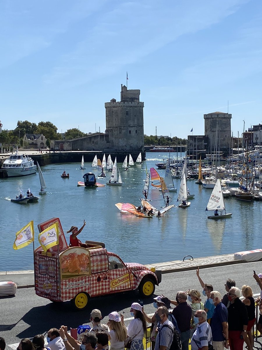 nedellec_marie's tweet photo. Une caravane du Tour sans objets publicitaires : c’est possible ! La Rochelle l’a demandé, le Tour de France l’a fait. #objectif0carbone https://t.co/NDyyFdHln2