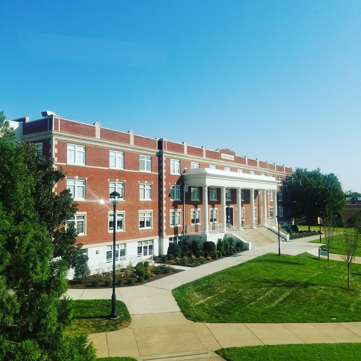 LipscombUDining's tweet photo. Start your day by enjoying the view from the Bison Cafe this morning while eating a hearty breakfast #lipscomb #lipscombdining https://t.co/gVcFoLPg2f