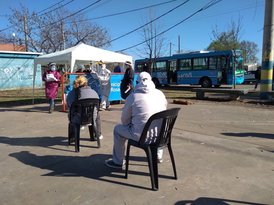 pablojavkin's tweet photo. MÁS TESTEOS PARA VOLVER A ESTAR MEJOR

Hoy, junto a los equipos de Salud y Desarrollo Humano de la Municipalidad, visitamos casa por casa a vecinos y vecinas de Nuevo Alberdi para prevenir y detectar posibles casos de Covid-19. https://t.co/5oKOO9ouYn