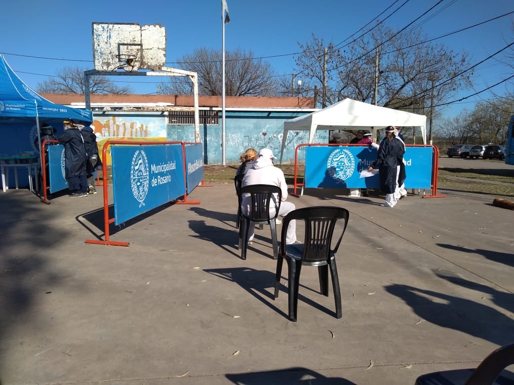 pablojavkin's tweet photo. MÁS TESTEOS PARA VOLVER A ESTAR MEJOR

Hoy, junto a los equipos de Salud y Desarrollo Humano de la Municipalidad, visitamos casa por casa a vecinos y vecinas de Nuevo Alberdi para prevenir y detectar posibles casos de Covid-19. https://t.co/5oKOO9ouYn