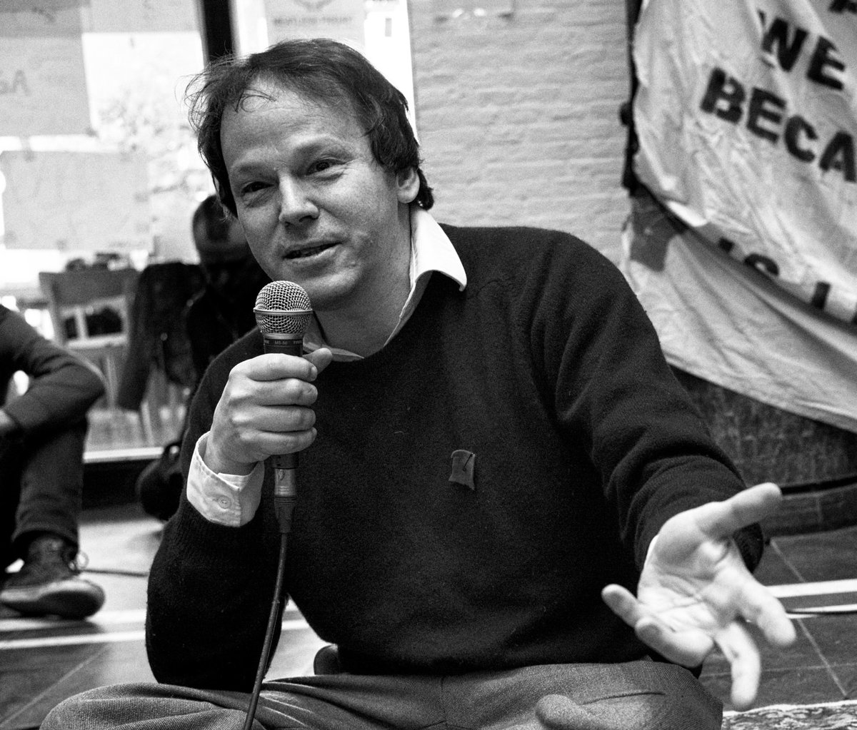 Toimitus's tweet photo. Jaamme viime viikolla menehtyneen David Graeberin (12.2.1961 – 2.9.2020) muistoksi hänen suomeksi käännettyjä kirjoituksiaan. Jos olet kiinnostunut kääntämään sivullemme Graeberin tekstejä englannista suomeen otamme mielellämme ehdotuksia vastaan tai voimme ehdottaa tekstejä. https://t.co/iLpyLECcvf