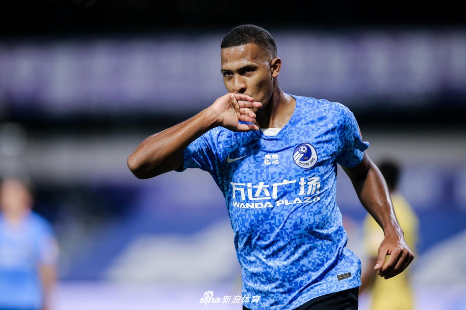 CSLfutbol's tweet photo. 🇨🇳 #SuperLigaChina J10 (#Dalian)
⚽️ #DalianProFC x #JiangsuSuning 1-1 (@salorondon23 23' / @miranda023 81') https://t.co/WhucpN8zLH
