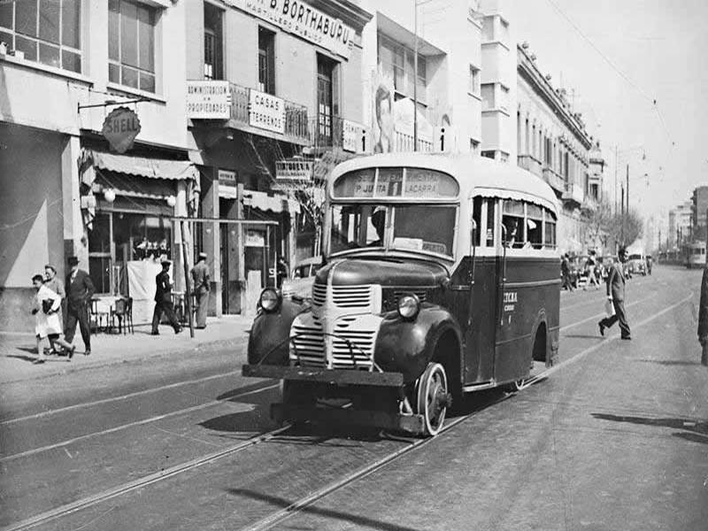 Pero por décadas el tranvía seguiría siendo el principal medio de transporte urbano porteño. Durante los años de la Segunda Guerra, la escasez de repuestos y de combustible llevó a una nueva época de oro de los tranvías. Aquí vemos un ómnibus adaptado como tranvía en 1944.