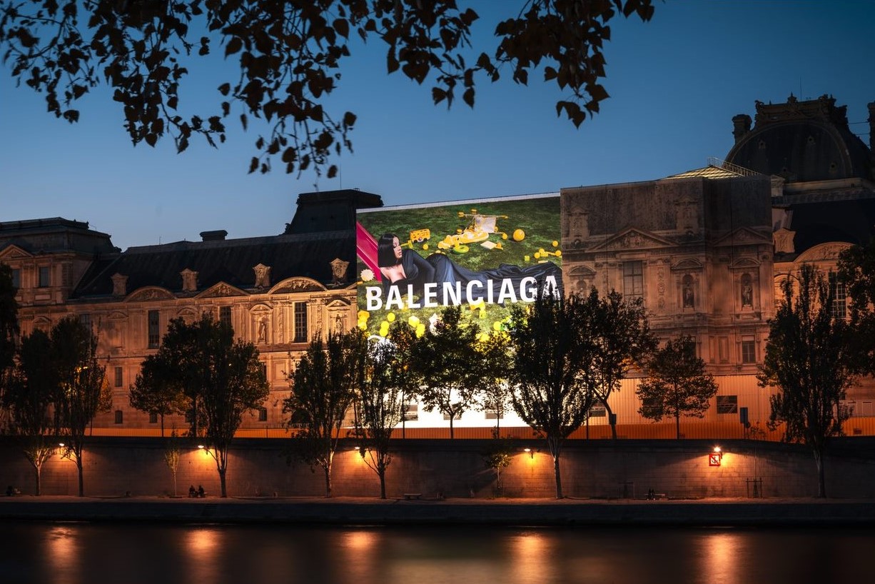 Giraudy on X BALENCIAGA est present sur notre toile du Louvre a Paris. Une incroyable campagne de communication pour annoncer leur nouvelle egerie Cardi B. Merci a Balenciaga pour sa confiance