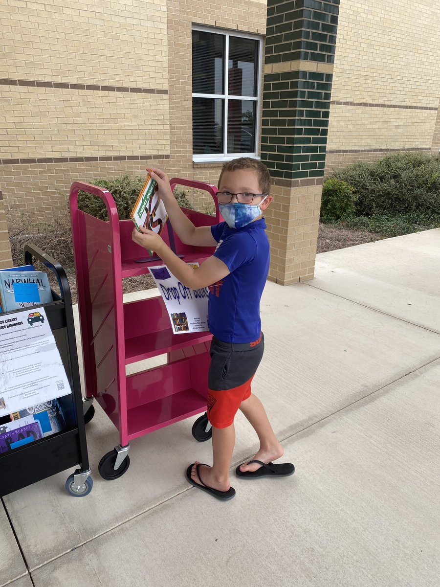 Fields_Library's tweet photo. Library books are in kids hands! We had our two first families pick up/drop off their books! Curbside is on Tuesday and Thursday from 9-2. Check your child’s library Schoology for information. @NISDFields @NISDLib #NISDBackBetterTogether https://t.co/jCQfQ4YIaw
