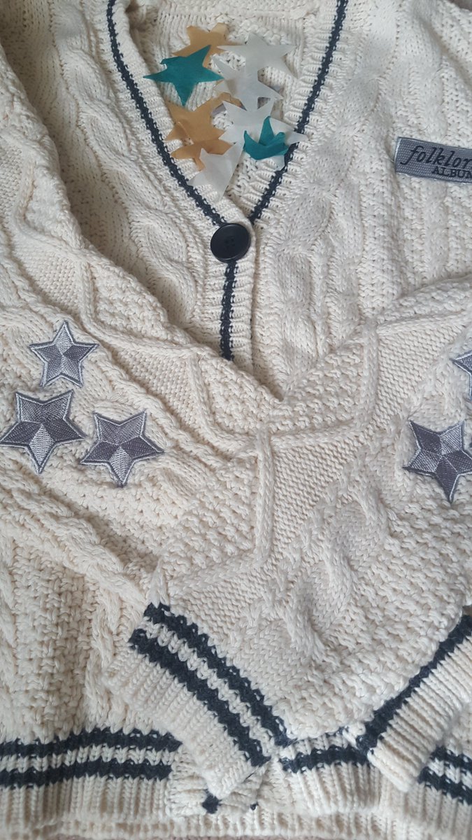 Londontwentytwo's tweet photo. IT'S HERE!!!!! It's like a hundred degrees outside and I'm about to turn the A.C. down, close the blinds, light a candle and pretend like it's fall up in here. #cardigan #folkloremerch #Folklore #folkloreoutnow https://t.co/3HVzwZ0KzU