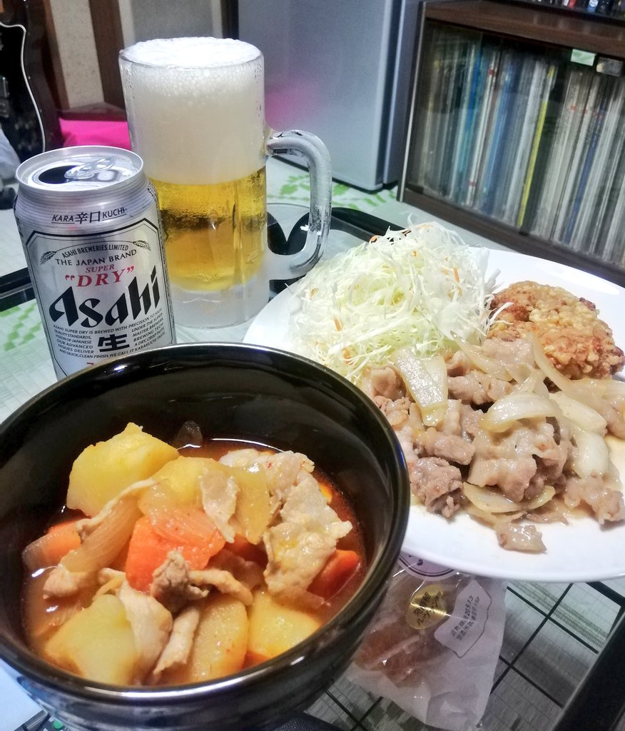 waKnDpBnuOda2tE's tweet photo. いつまでも続く猛暑にはキンキンに凍らせたジョッキで飲むビールが旨い! キムチ肉じゃがと豚しょうが焼を作りました #家飲み #晩酌 #肉じゃが #本日の名盤 #TenorConclave https://t.co/N2lNhnHnSz