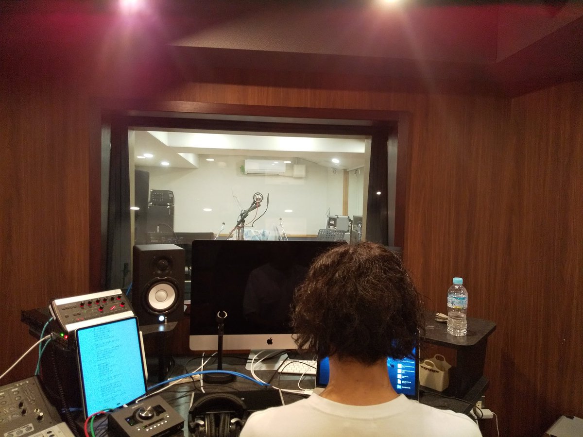 xxRyoAramakixx's tweet photo. 本日は歌入れでございましたー!!!
3曲+コーラス1曲!
楽しかったー!
クタクタだけどまだ歌える気がする!
ちょっと掠れてる感じがいい感じでw
楽器と同じく山本貴仁さんに録ってもらいました(*゚▽゚)ノ
#theExplosion
#10月発売予定
#ROSWELL
#COLARES
#いいマイク
#相性最高
#今までで1番 https://t.co/fjE7jb1HPN