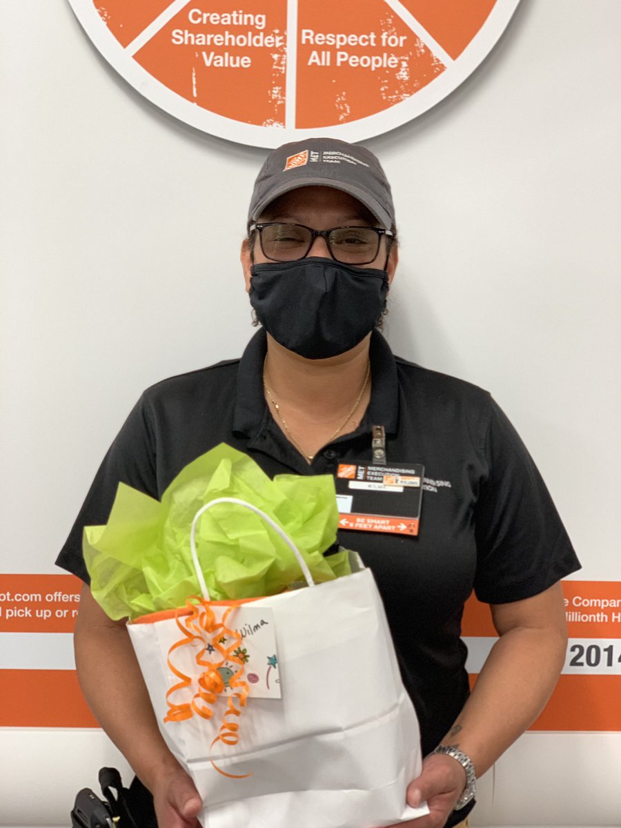 RestoDeborah's tweet photo. 6242 Showing Our Appreciation to Wilma Morning Met Supervisor & Thanking her for All She Does! #DSAppreciation #TeamWork @BrandiStephen @RonnieOddo @DLapshan @nyyroro @JahnJoyce @williams2_e https://t.co/m1ZRQiy0aC
